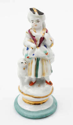 Скульптура «Пастушка с овечкой»